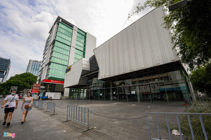 Trong đó, thửa đất 183 Hai Bà Trưng từng là trụ sở của Trung tâm ca nhạc nhẹ, giá trị tính đến tháng 1/2019 gần 353 tỷ đồng. Năm 2007, do cơ sở xuống cấp, Trung tâm ca nhạc nhẹ cùng Công ty Diệp Bạch Dương hợp tác đầu tư và nâng cấp trụ sở. Bà Diệp đề xuất hoán đổi nhà số 57 Cao Thắng (Quận 3) để hợp nhất mặt bằng 185 Hai Bà Trưng vào thửa đất 179bis, 181 và 183 để xây dựng tổ hợp khách sạn 5 sao với tổng mức đầu tư hơn 2.600 tỷ đồng.