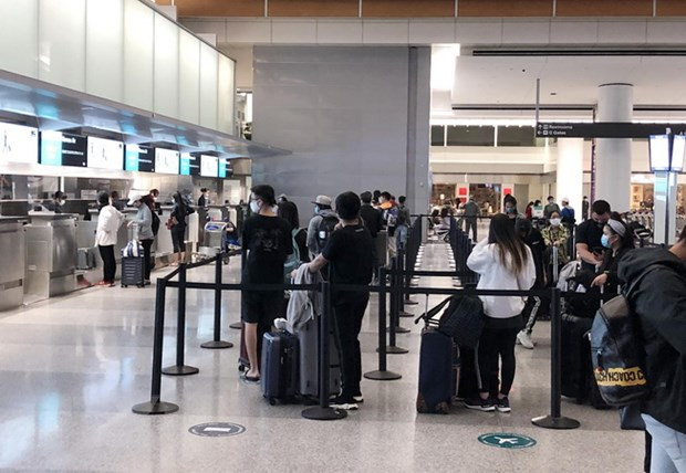 Công dân Việt Nam xếp hàng chờ làm thủ tục check-in để lên máy bay về nước Công dân Việt Nam xếp hàng chờ làm thủ tục check-in để lên máy bay về nước