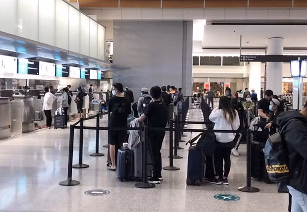 Công dân Việt Nam xếp hàng chờ làm thủ tục check-in để lên máy bay về nước