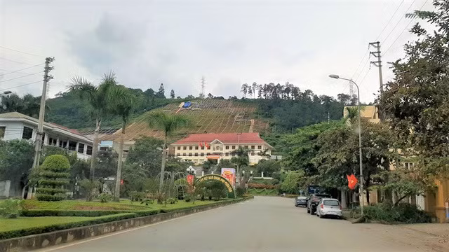 Dự án xây lắp khẩu hiệu tại đồi Ông Tượng ở Hòa Bình đang gây xôn xao dư luận