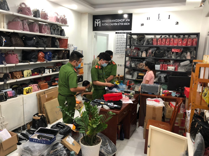 Lực lượng chức năng kiểm tra bên trong cửa hàng kinh doanh túi xách Lực lượng chức năng kiểm tra bên trong cửa hàng kinh doanh túi xách