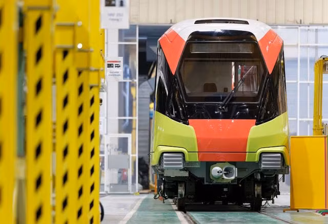 Mẫu đoàn tàu của tuyến đường sắt Nhổn - ga Hà Nội đang được đưa từ Pháp về Việt Nam