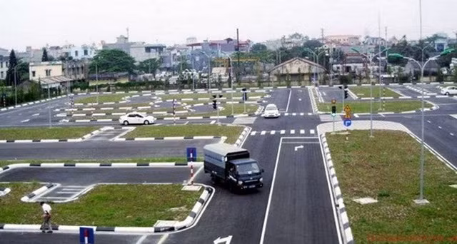 Sát hạch giấy phép lái xe.