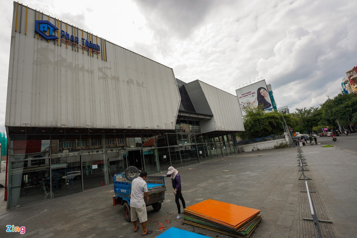 Dự án khách sạn được công bố từ năm 2009 nhưng không có dấu hiệu triển khai. Năm 2014, Công ty Bạch Diệp Dương đã nhượng lại dự án cho Công ty TNHH Phan Thành. Sau đó, chủ mới đã khởi công xây dựng trung tâm mua sắm Saigon Square 3 tại đây.