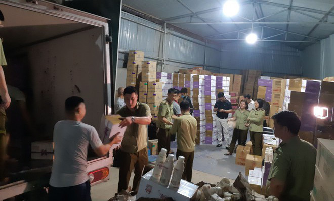 Lực lượng chức năng phát hiện kho hàng chứa số lượng lớn hàng hóa không rõ nguồn gốc Lực lượng chức năng phát hiện kho hàng chứa số lượng lớn hàng hóa không rõ nguồn gốc