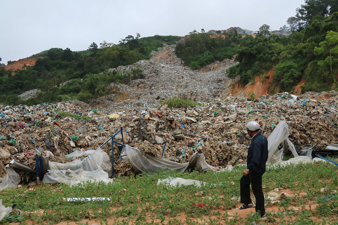 Bãi rác Cam Ly đổ xuống vườn rau của người dân năm 2019 Bãi rác Cam Ly đổ xuống vườn rau của người dân năm 2019