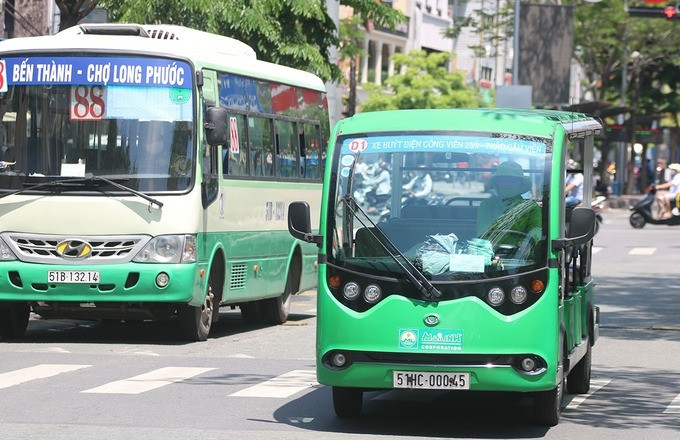 Tuyến buýt điện D1 (lộ trình: Công viên 23/9 - Thảo Cầm Viên) sử dụng xe 12 chỗ chạy trên đường Hàm Nghi, Quận 1