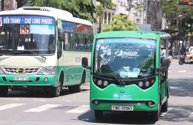 Tuyến buýt điện D1 (lộ trình: Công viên 23/9 - Thảo Cầm Viên) sử dụng xe 12 chỗ chạy trên đường Hàm Nghi, Quận 1 Tuyến buýt điện D1 (lộ trình: Công viên 23/9 - Thảo Cầm Viên) sử dụng xe 12 chỗ chạy trên đường Hàm Nghi, Quận 1