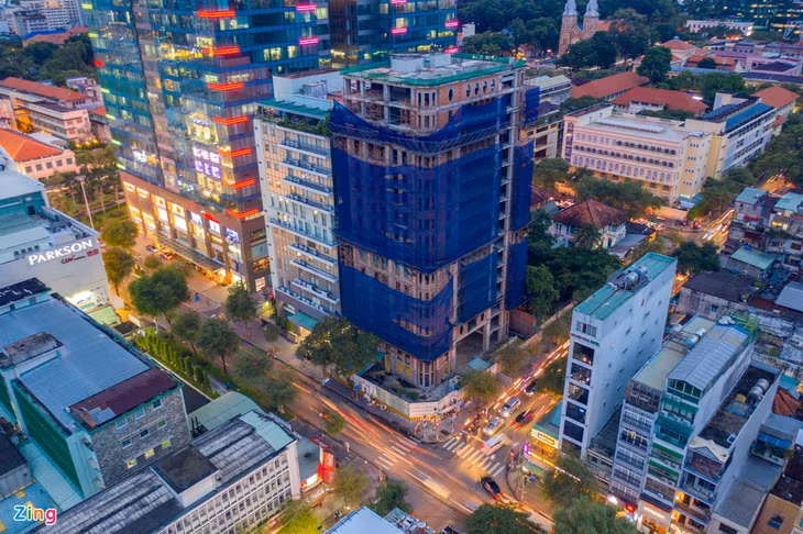 Dự án khách sạn 5 sao Diep Bach Duong’s Senla Boutique tại số 111 Hai Bà Trưng (phường Bến Nghé, quận 1) tọa lạc trên khu đất 789 m2 cũng từng là một trong những tài sản nổi tiếng của nữ đại gia. Đây là lô đất 2 mặt tiền nằm ngay ngã tư giao giữa đường Hai Bà Trưng và đường Lê Thánh Tôn.