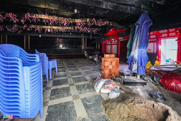 Phía bên trong tòa nhà đang được sửa chữa lại để làm văn phòng.