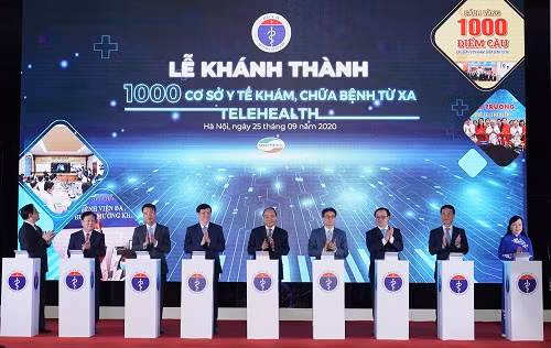 Thủ tướng Nguyễn Xuân Phúc cùng lãnh đạo Bộ Y tế ấn nút khánh thành hệ thống khám chữa bệnh từ xa