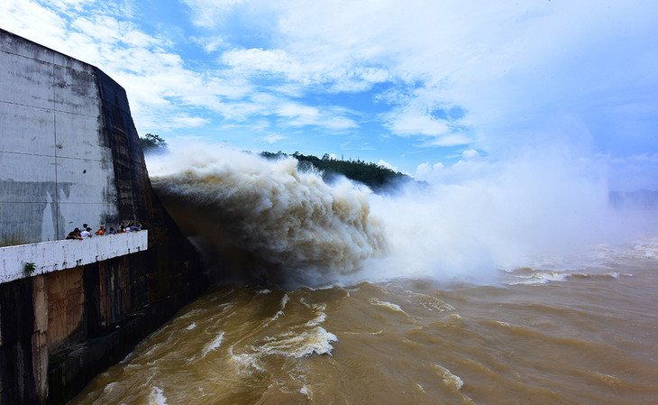 Thủy điện Hòa Bình xả lũ năm 2017