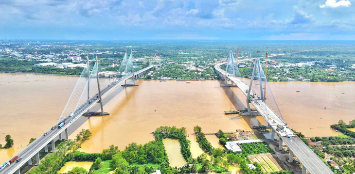 Cầu Mỹ Thuận 2 nằm song song, giúp giảm tải cho cầu Mỹ Thuận 1 hiện tại.