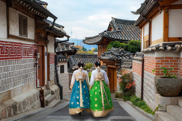 Khách du lịch trải nghiệm làng Bukchon Hanok Village