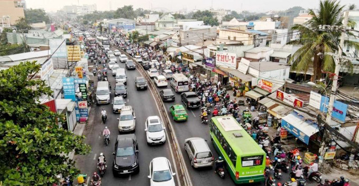 Quốc lộ 13 đoạn gần cầu Bình Triệu thường xuyên đông xe