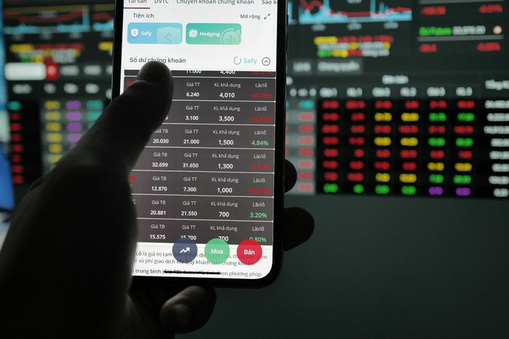 Người dân giao dịch chứng khoán