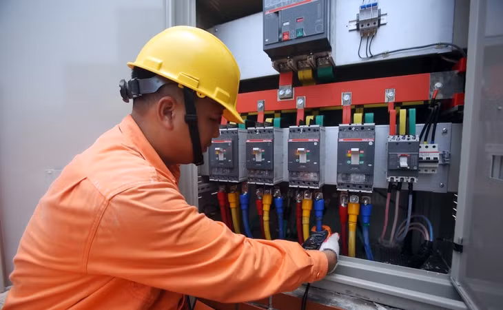 Công nhân Điện lực Hà Nội sửa chữa máy biến áp