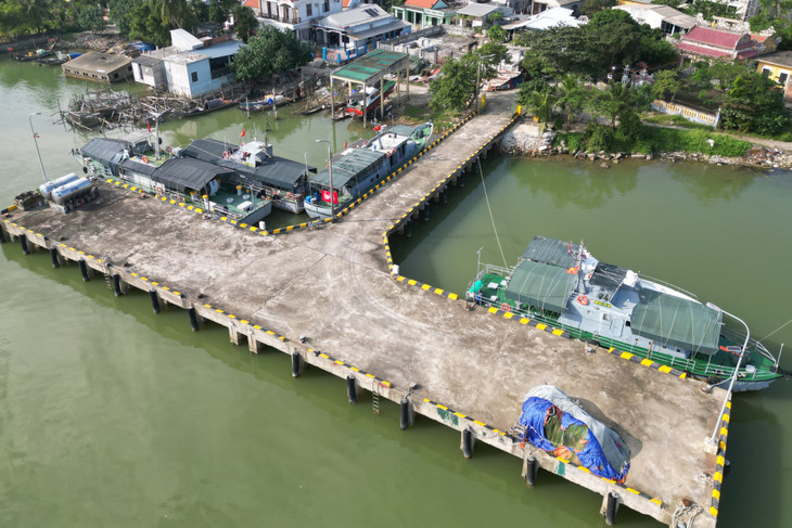 Tàu của Hải đội 2 chuẩn bị lên đường ứng cứu ngư dân