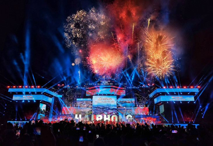 Hải Phòng bắn pháo hoa ở Lễ hội Hoa phượng đỏ