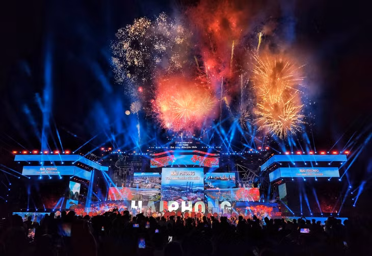 Hải Phòng bắn pháo hoa ở Lễ hội Hoa phượng đỏ