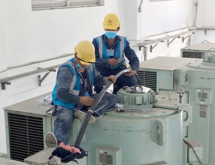 Công nhân kiểm tra hệ thống cấp nước ở Nhà máy Nước Thủ Đức