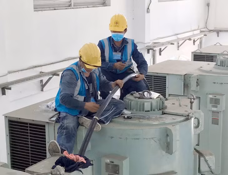 Công nhân kiểm tra hệ thống cấp nước ở Nhà máy Nước Thủ Đức