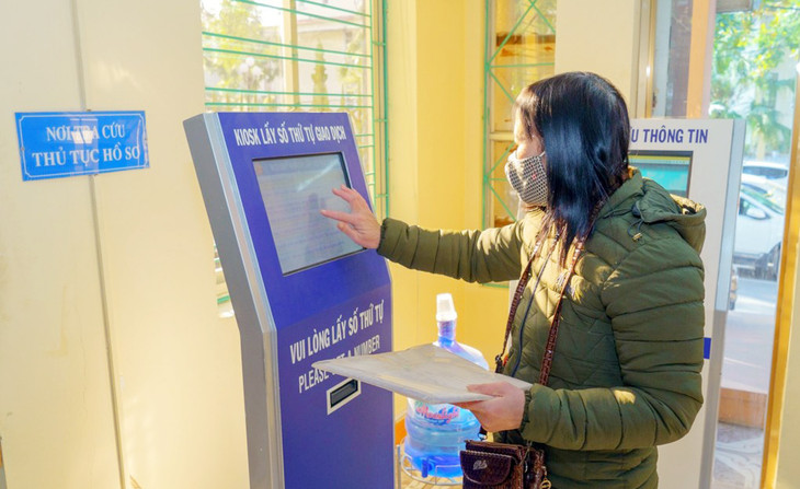 Người dân thực hiện thủ tục hành chính tại bộ phận một cửa của huyện Thủy Nguyên