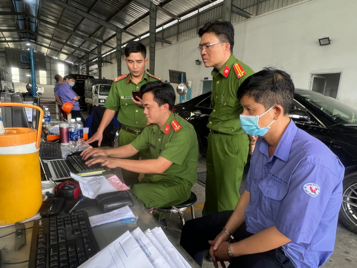 Cảnh sát khám xét hệ thống đăng kiểm xe ở Trung tâm 6004D