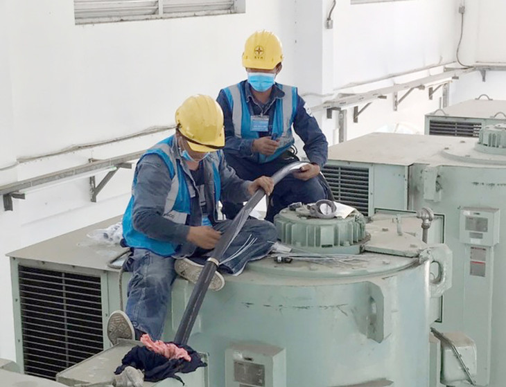 Công nhân kiểm tra hệ thống cấp nước ở nhà máy nước Thủ Đức Công nhân kiểm tra hệ thống cấp nước ở nhà máy nước Thủ Đức