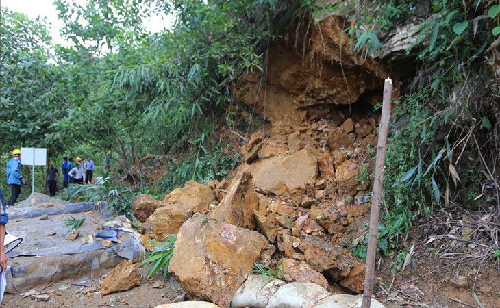Một cửa hầm vàng bị đất đá lấp kín sau khi nổ mìn