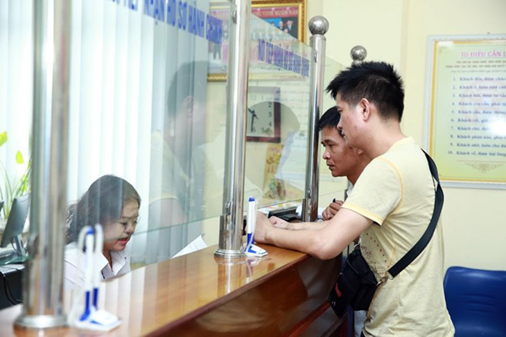 Người dân thực hiện thủ tục hành chính ở Hà Nội Người dân thực hiện thủ tục hành chính ở Hà Nội