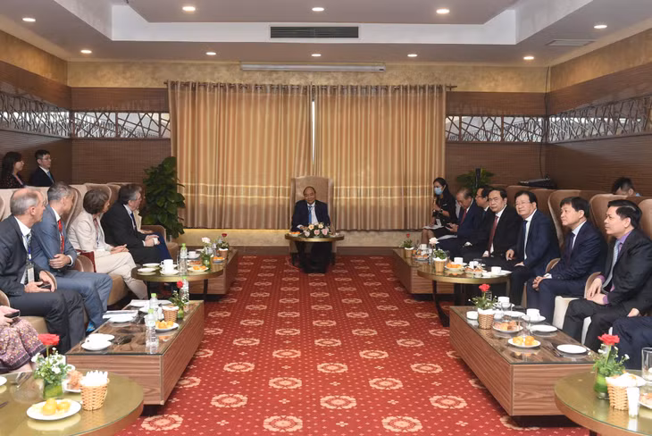 Thủ tướng Nguyễn Xuân Phúc tiếp các đại biểu quốc tế dự Hội nghị (các đối tác, tổ chức, nhà tài trợ quốc tế) bên lề Hội nghị về phát triển bền vững ĐBSCL thích ứng biến đổi khí hậu. Ảnh: VGP