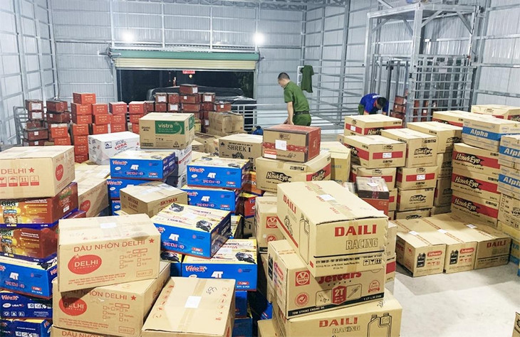 Hàng hóa xuất xứ nước ngoài, không hóa đơn, chứng từ tại căn nhà của vợ chồng Thượng tá Hoàng Văn Nam