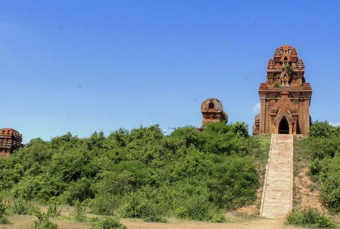 Cụm di tích tháp Bánh Ít