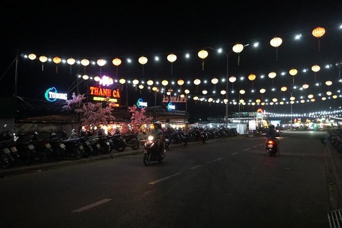 Quán nhậu mọc lên san sát ở chợ đêm sông Trà Khúc