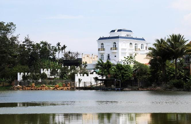 Toà biệt thự nhìn từ phía hồ Nam Phương