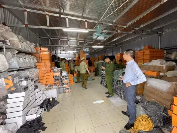 Cơ quan chức năng kiểm tra kho hàng giả Cơ quan chức năng kiểm tra kho hàng giả