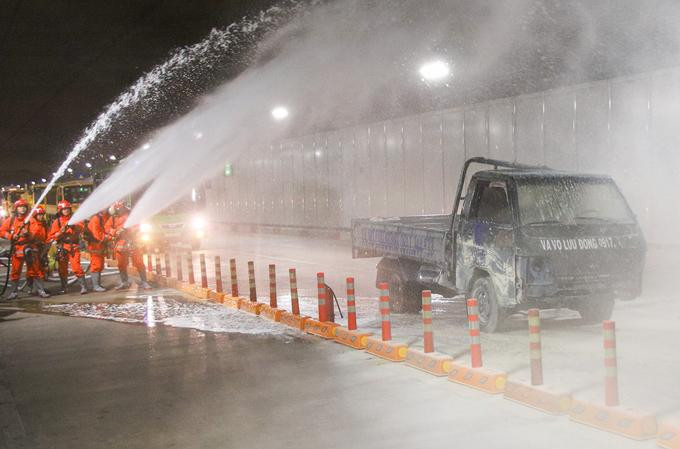 Diễn tập phòng cháy chữa cháy ở hầm vượt sông Sài Gòn