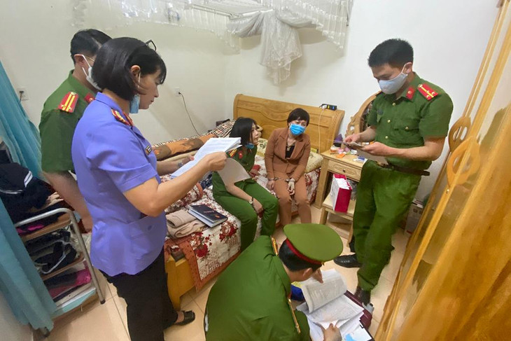 Cơ quan điều tra và VKS tống đạt quyết định khởi tố bà An