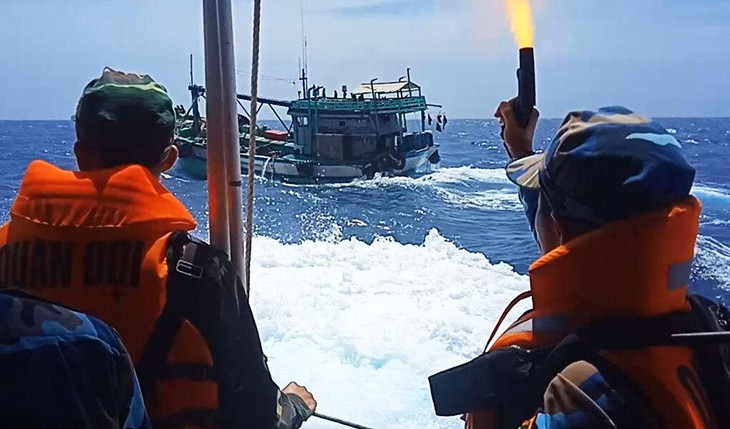 Tàu của Bộ đội Biên phòng truy đuổi, bắn chỉ thiên yêu cầu tàu cá dừng lại