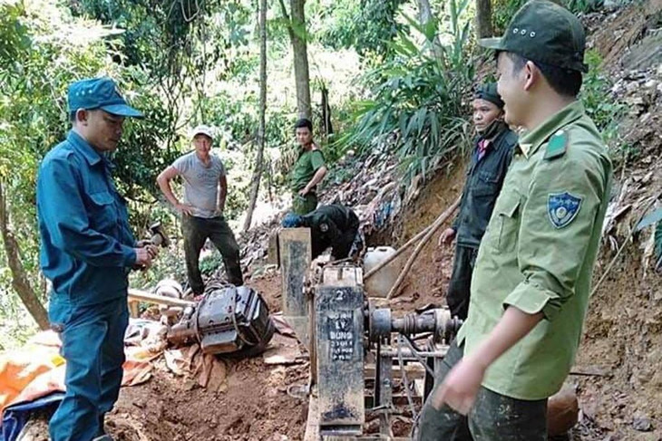 Lực lượng chức năng đẩy đuổi vàng tặc ở Khe Đương