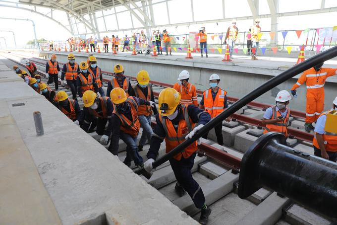 Công nhân kéo cáp thi công hệ thống điện tại đoạn đi qua TP Thủ Đức Công nhân kéo cáp thi công hệ thống điện tại đoạn đi qua TP Thủ Đức