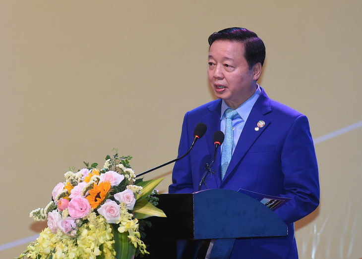 Bộ trưởng Bộ Tài nguyên và Môi trường Trần Hồng Hà báo cáo tổng hợp 3 năm thực hiện Nghị quyết 120. Ảnh: VGP