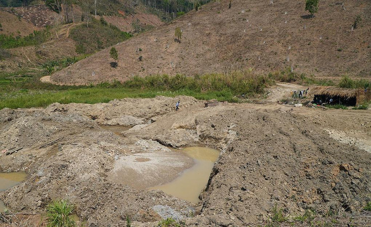 Nhiều hố khai thác vàng sâu hoắm để lại tại hiện trường