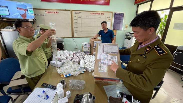 Đội QLTT số 1 Hà Nội làm thủ tục kiểm tra hàng hóa