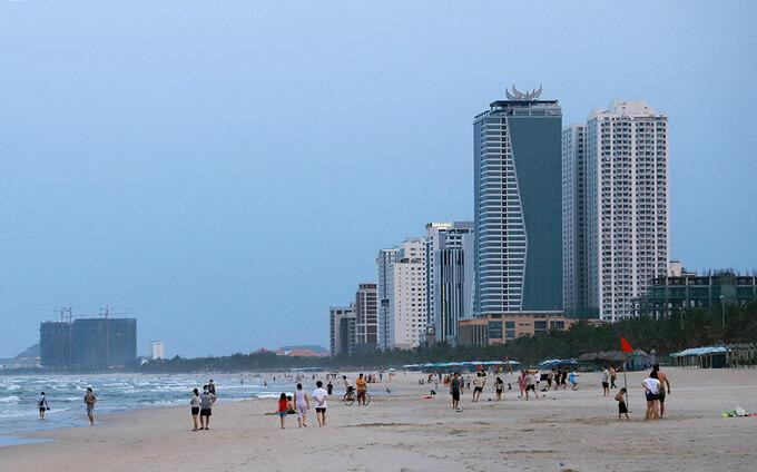 Tổ hợp khách sạn Mường Thanh và tổ hợp căn hộ cao cấp Sơn Trà có vị trí đắc địa khi nằm gần biển Mỹ Khê