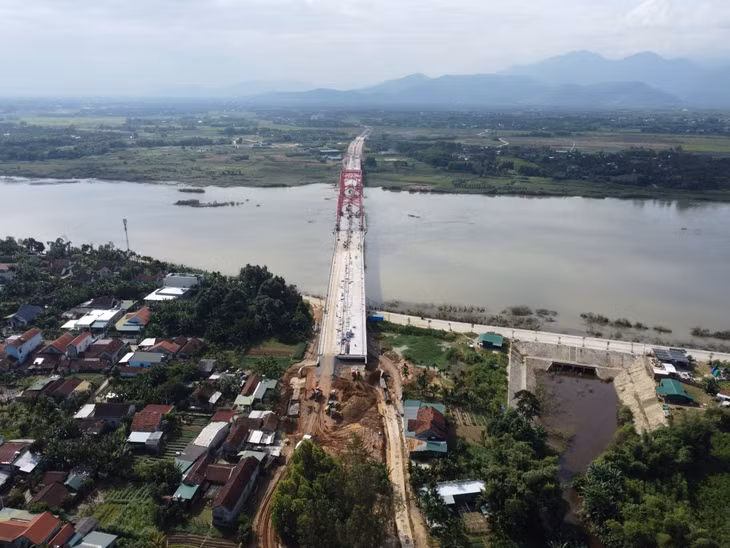 Tiến độ thông xe bị đe doạ bởi mặt bằng còn vướng 1.000 m2