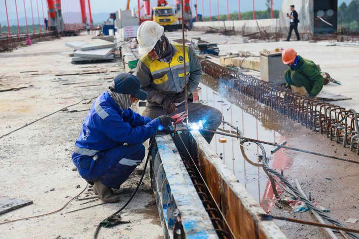 Những công đoạn cuối thi công dải phân cách giữa cầu đang được thi công