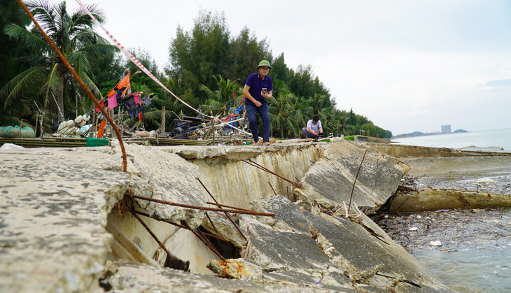 Bờ kè thôn Đại Trường, xã Hoằng Trường bị sập Bờ kè thôn Đại Trường, xã Hoằng Trường bị sập