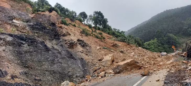 Sạt lở lớn khiến Quốc lộ 12 ở Điện Biên ách tắc